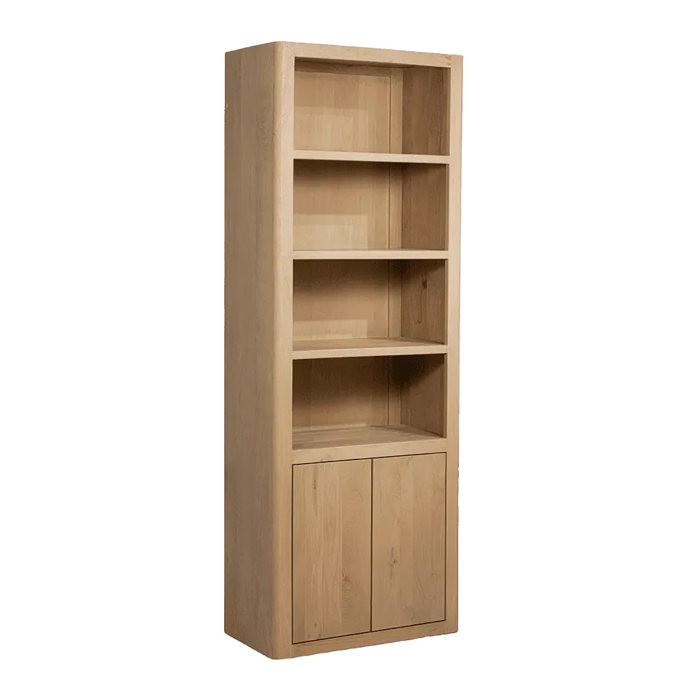 Das Tenna Bücherregal Natur 80 cm, ein hoher Holzschrank mit offenen Fächern und zwei Türen, vor schwarzem Hintergrund - Tower Living