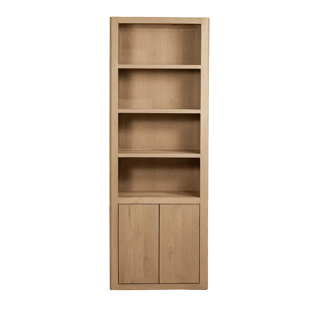 Das Tenna Bücherregal Natur 80 cm, stehend in einem Studio mit dunklem Hintergrund - Tower Living
