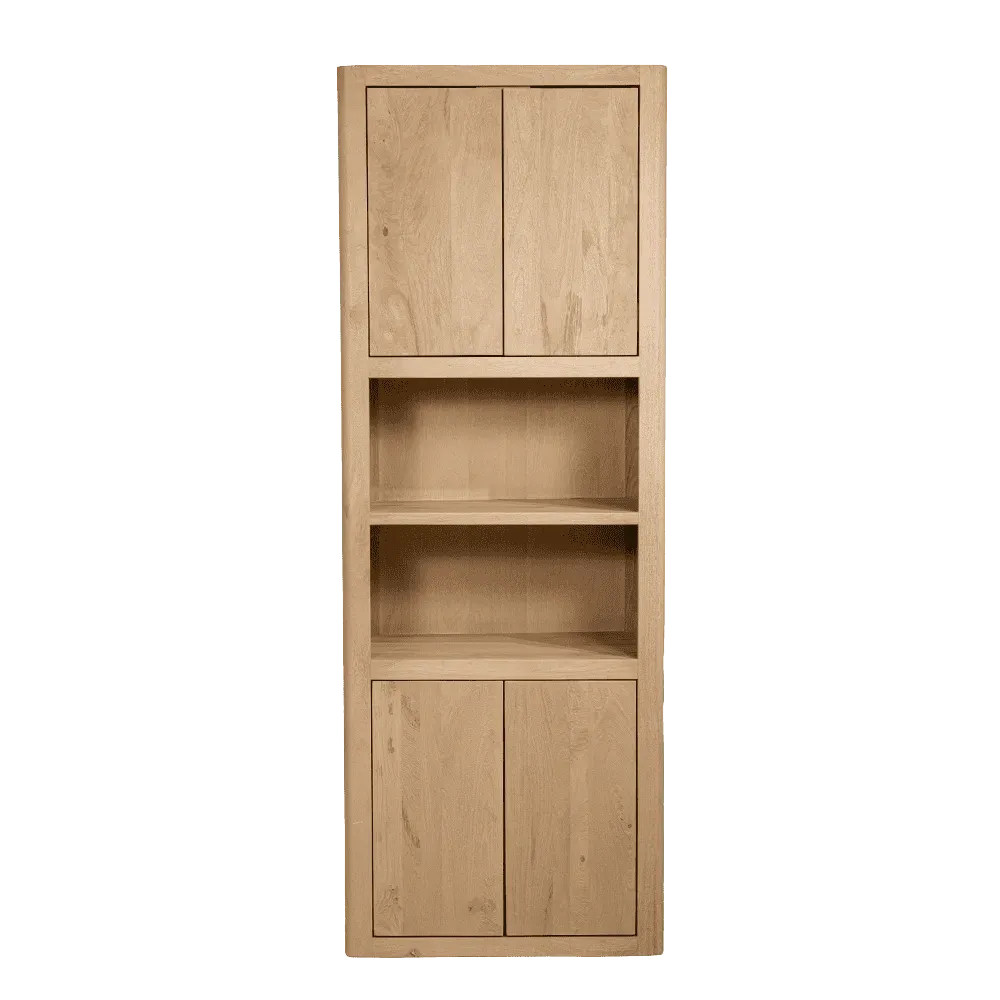 Der Tenna Aufbewahrungsschrank natur 80 cm, ein hoher Holzschrank mit zwei geschlossenen Türen oben und unten und zwei offenen Fächern in der Mitte - Tower Living