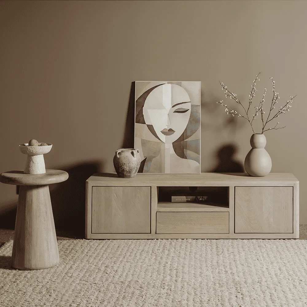 Tenna TV-Möbel naturel 150 cm in einem stimmungsvollen Wohnzimmerambiente mit Kunst und Dekoration - Tower Living