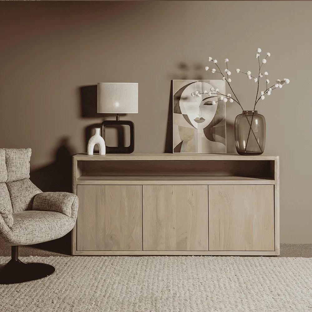 Tenna Sideboard Natur 180 cm in einer stimmungsvollen Wohnzimmerumgebung mit Dekoration - Tower Living