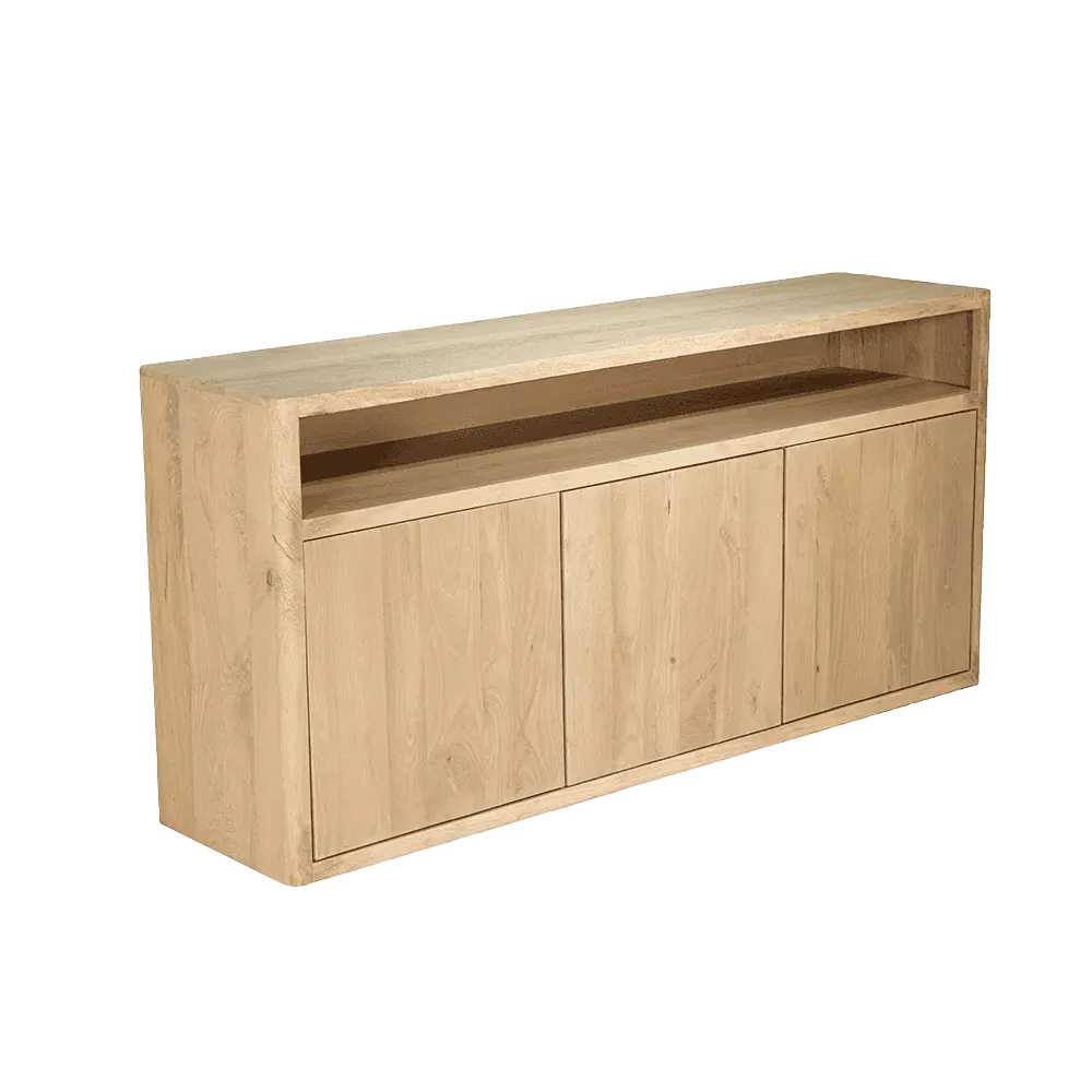 Tenna Sideboard Natur 180 cm, ein Holz-Sideboard mit offenem Fach und drei Türen, schräg von vorne auf einfarbigem Hintergrund fotografiert - Tower Living