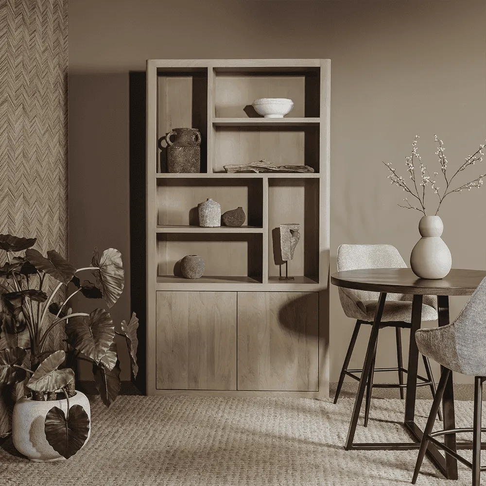 Das Tenna Bücherregal Natur 120 cm in einem stimmungsvollen Wohnzimmer mit Pflanze und Esstisch - Tower Living