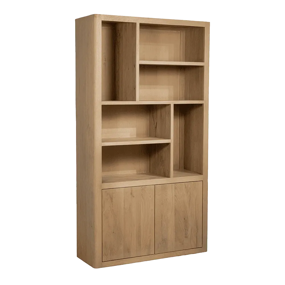 Das Tenna Bücherregal Natur 120 cm, ein hoher Holzschrank mit offenen Fächern und zwei Türen, aus leichtem Winkel fotografiert - Tower Living