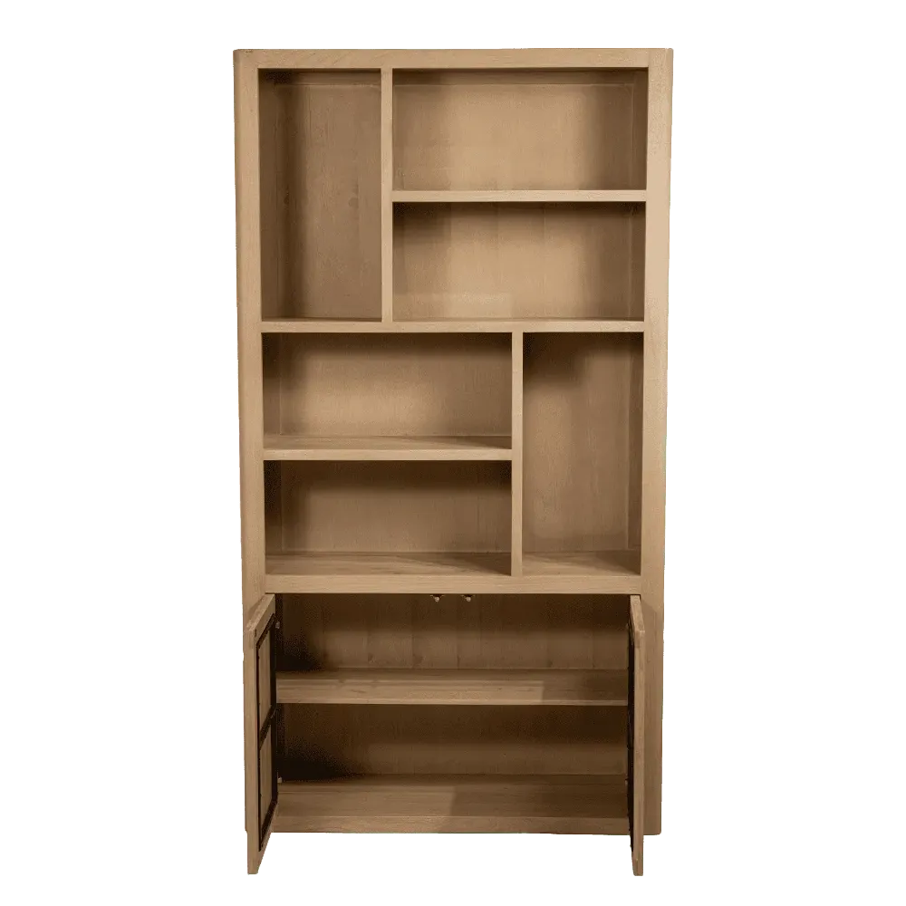 Das Tenna Bücherregal Natur 120 cm mit geöffneten Türen, stehend vor einem weißen Hintergrund - Tower Living