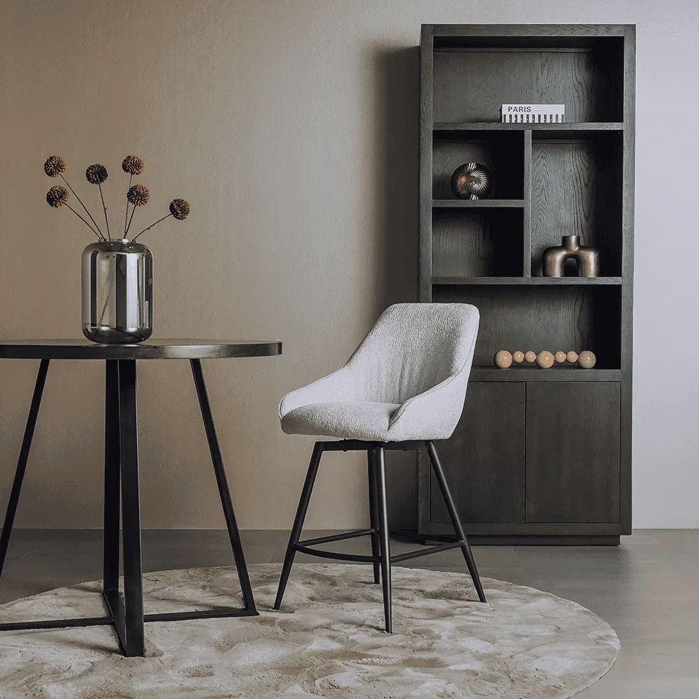 Trino Barstoel in stof Trenza 04 wit aan een ronde tafel met vaas in een modern interieur - Tower Living