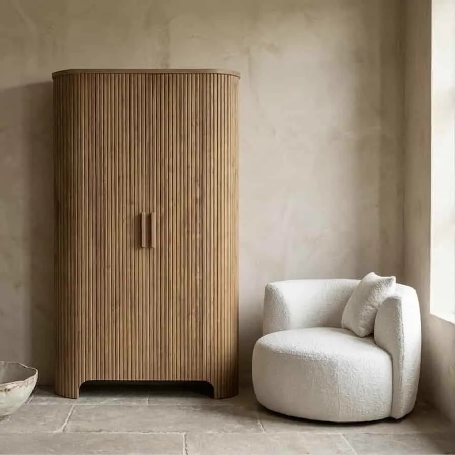 Wandschrank Bailar in einem hellen Wohnzimmer mit einem weißen Sessel und einem Steinboden - World of Brosi