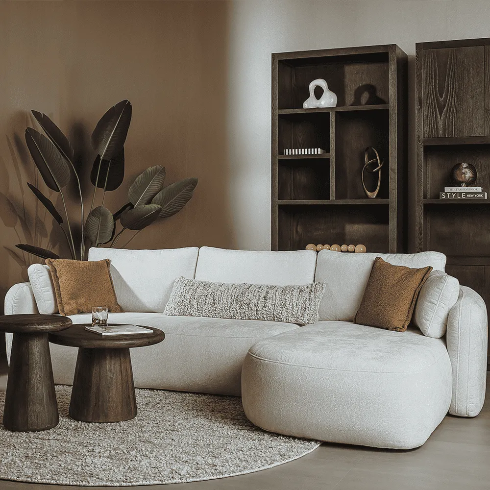 Der Asti Beistelltisch rund braun 40 cm in einem stimmungsvollen Wohnzimmer mit weißer Couch und Pflanze - Tower Living