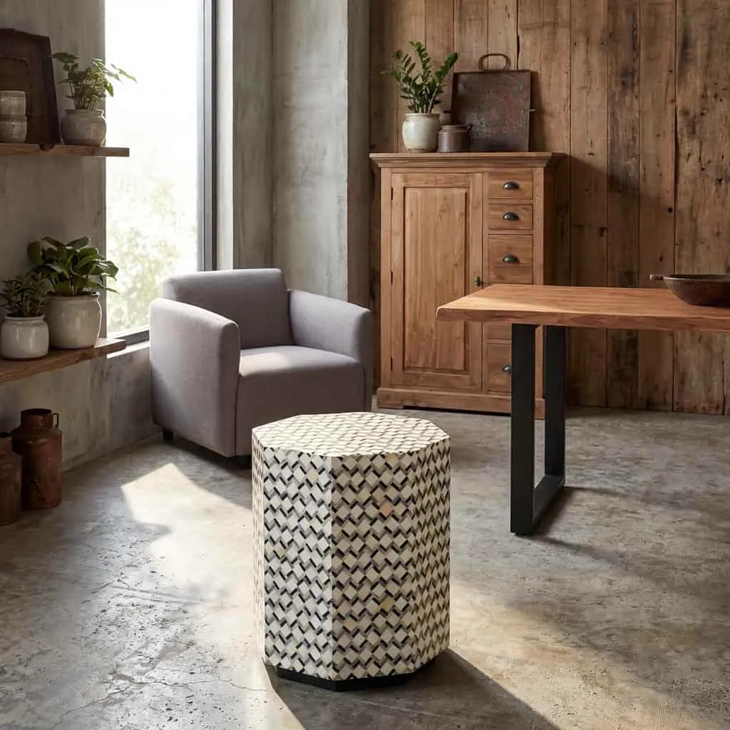 Der Brendola Beistelltisch 45 cm in einem industriellen Wohnzimmer mit grauem Sessel und Holzschrank - Tower Living