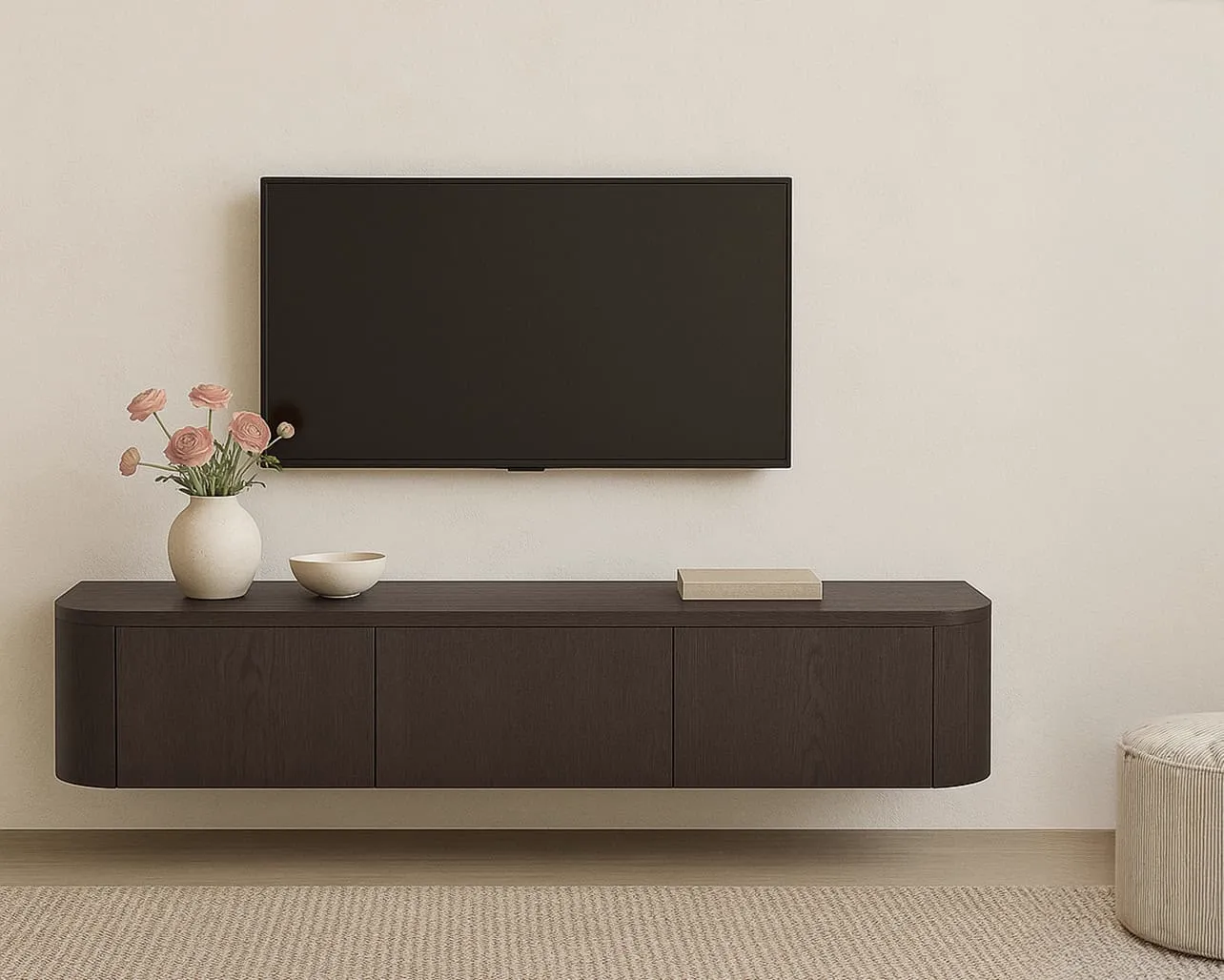 TV-Möbel Novero Espresso Schwebend 180cm in einem Wohnzimmer-Ambiente mit Dekoration und Teppich - Livingfurn