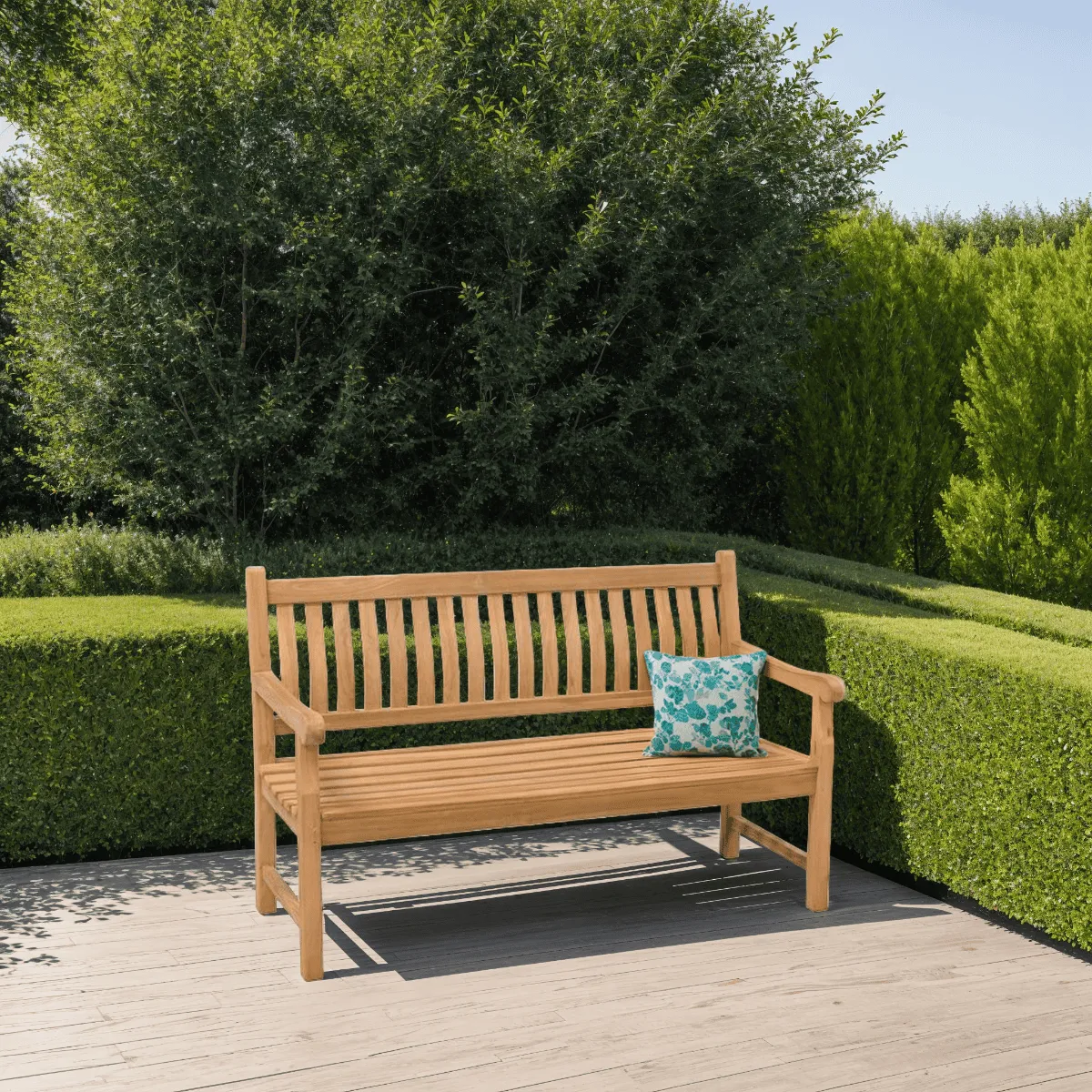 Gartenbank Patrick 5 cm 150 cm von Livingfurn in einem grünen Garten mit Hecken und Bäumen