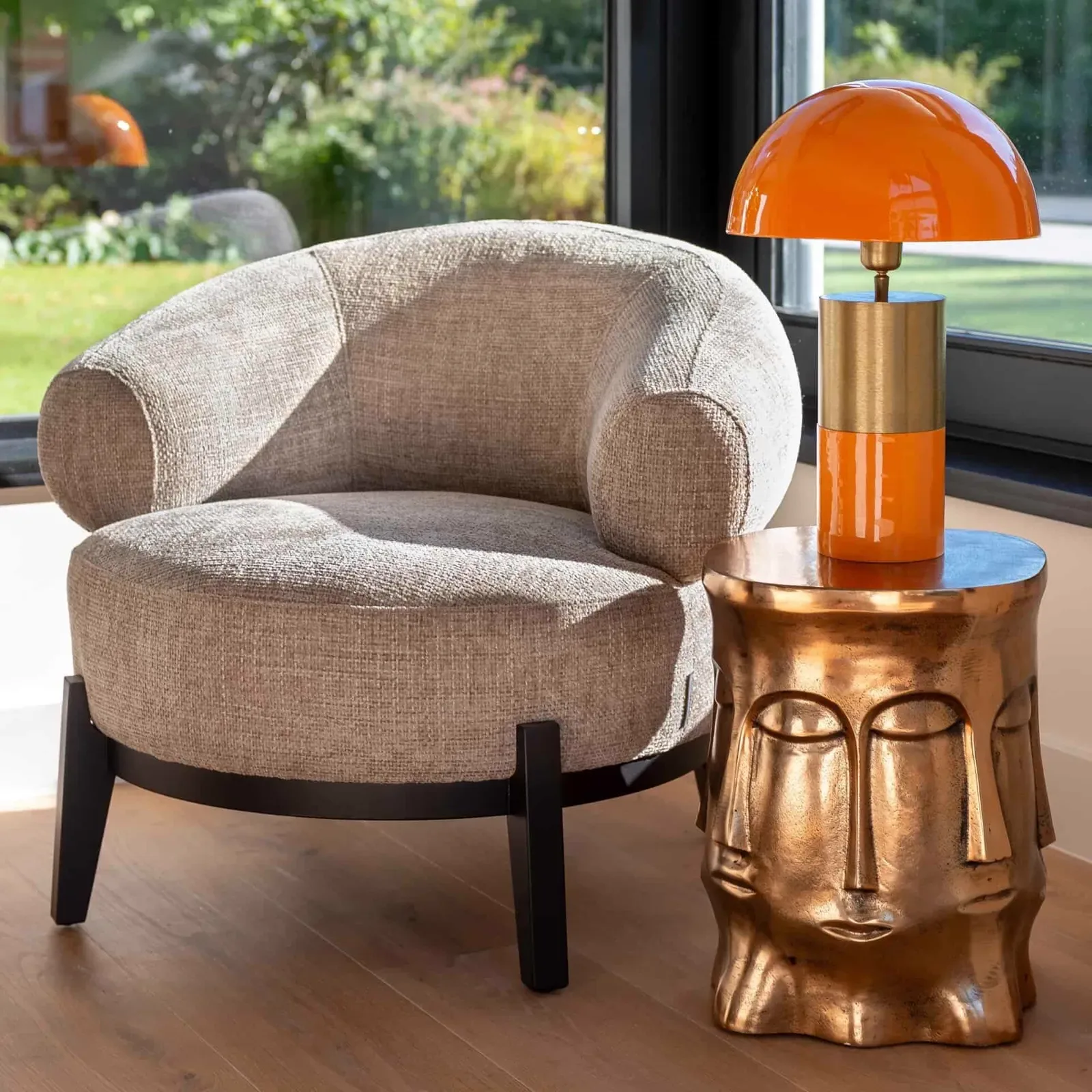 Lounge Sessel Montana Desert Renegade in einem hellen Wohnzimmer mit einem auffälligen Beistelltisch und einer Lampe - Richmond Interiors
