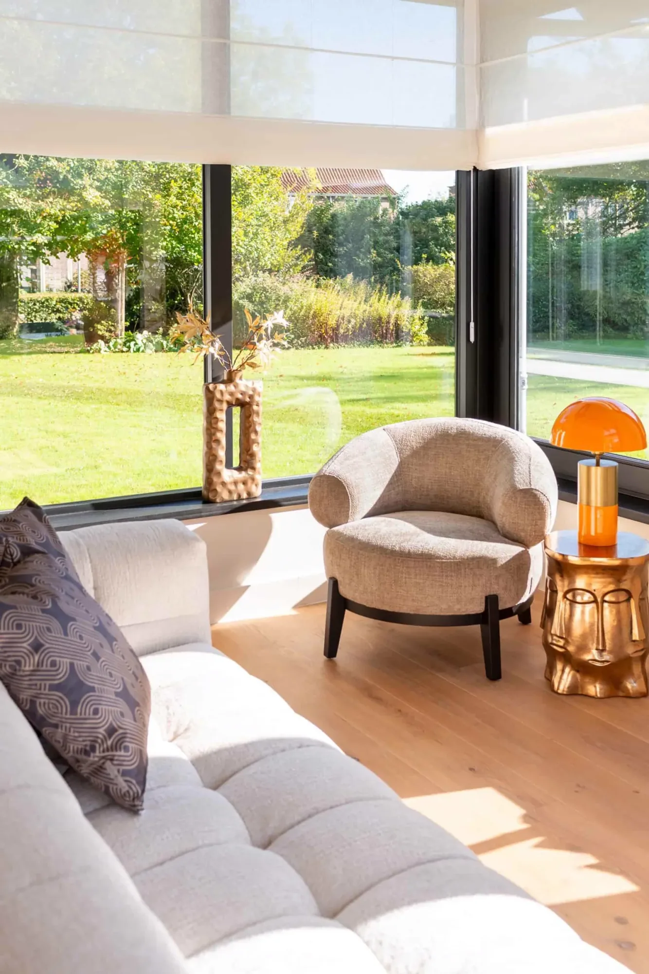 Lounge Sessel Montana Desert Renegade in einem hellen Wohnzimmer mit Holzboden und großen Fenstern - Richmond Interiors