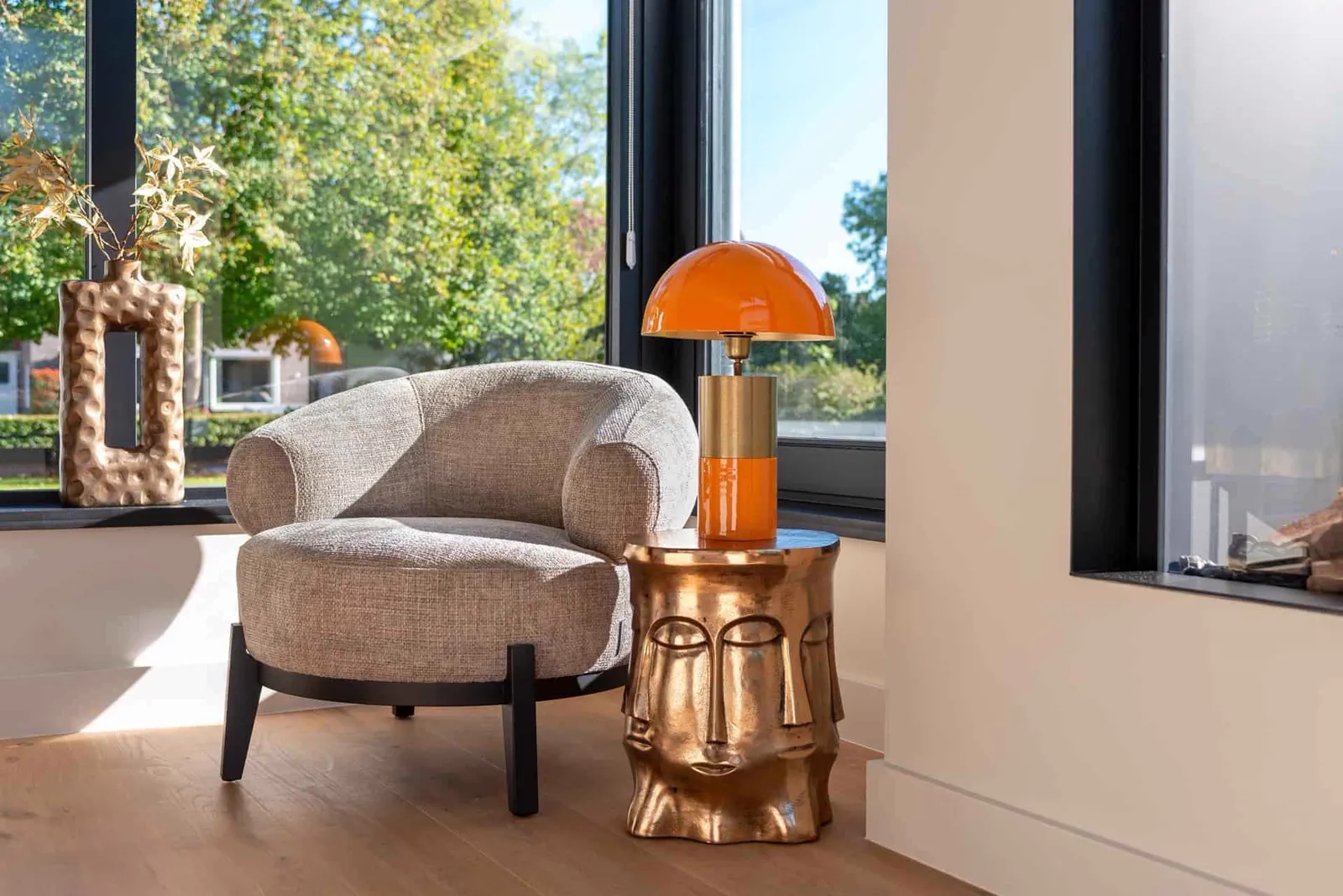 Lounge Sessel Montana Desert Renegade in einem hellen Wohnzimmer mit Fenster und Pflanzen - Richmond Interiors