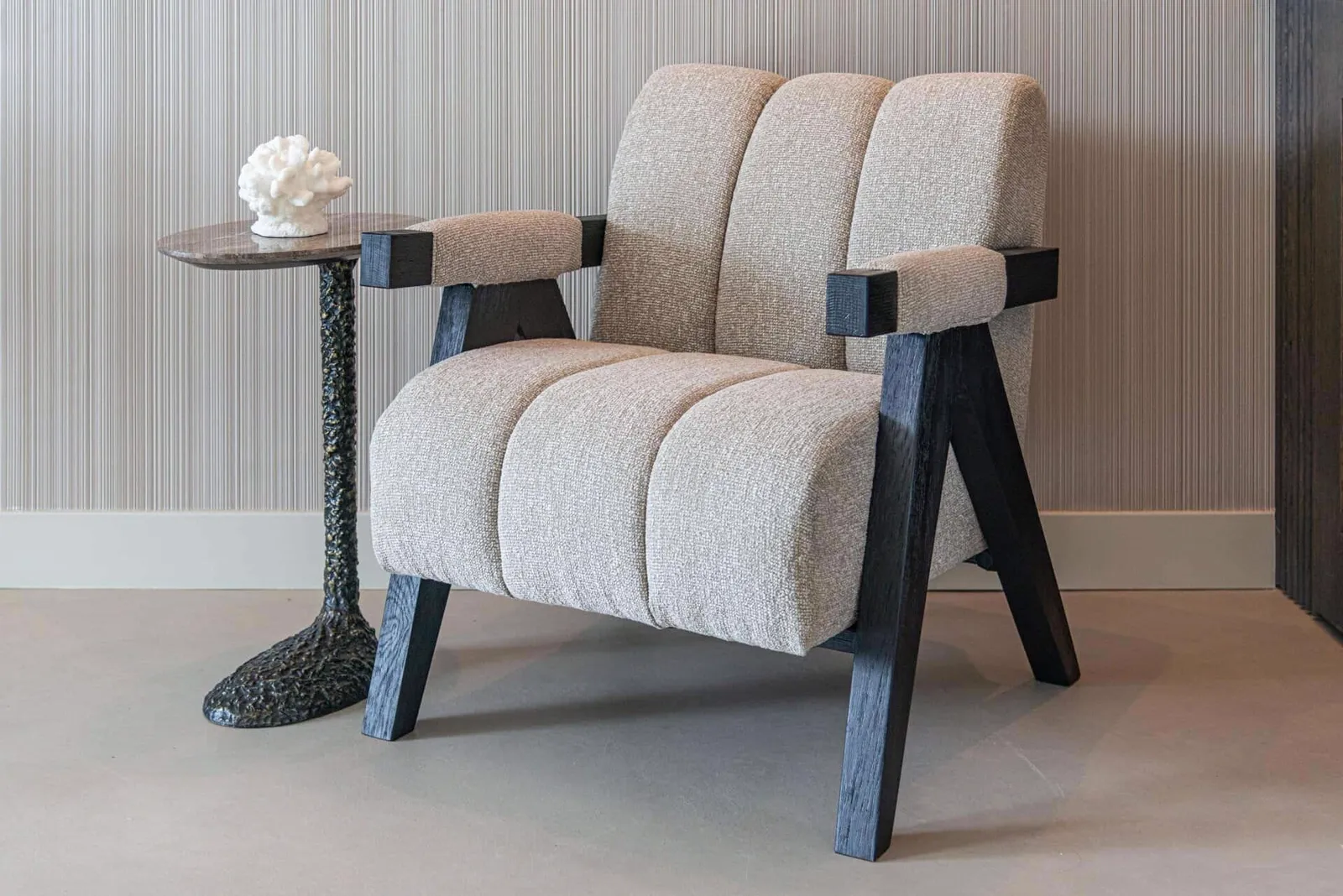 Loungesessel Clover trendy nature mit einem Beistelltisch und einem weißen Korallenornament in einem modernen Interieur - Richmond Interiors
