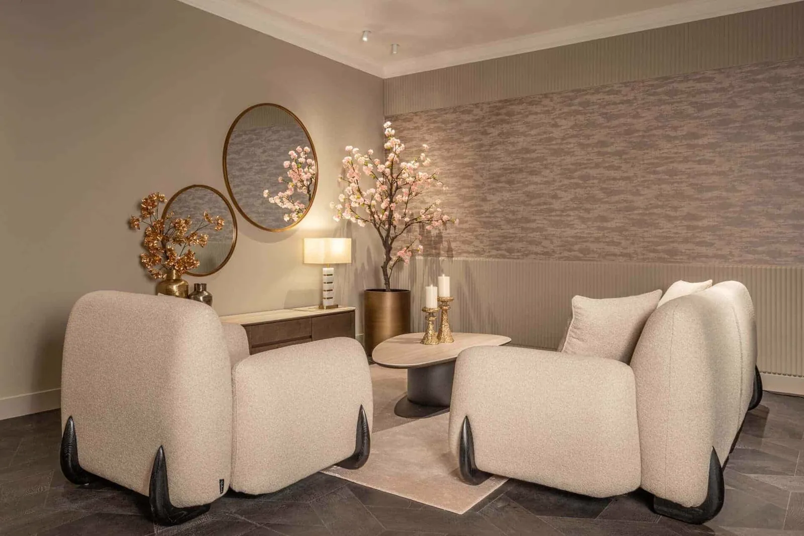 Lounge Sessel Godiva biscotti in einem stimmungsvollen Wohnzimmer mit Couchtisch und dekorativen Pflanzen - Richmond Interiors