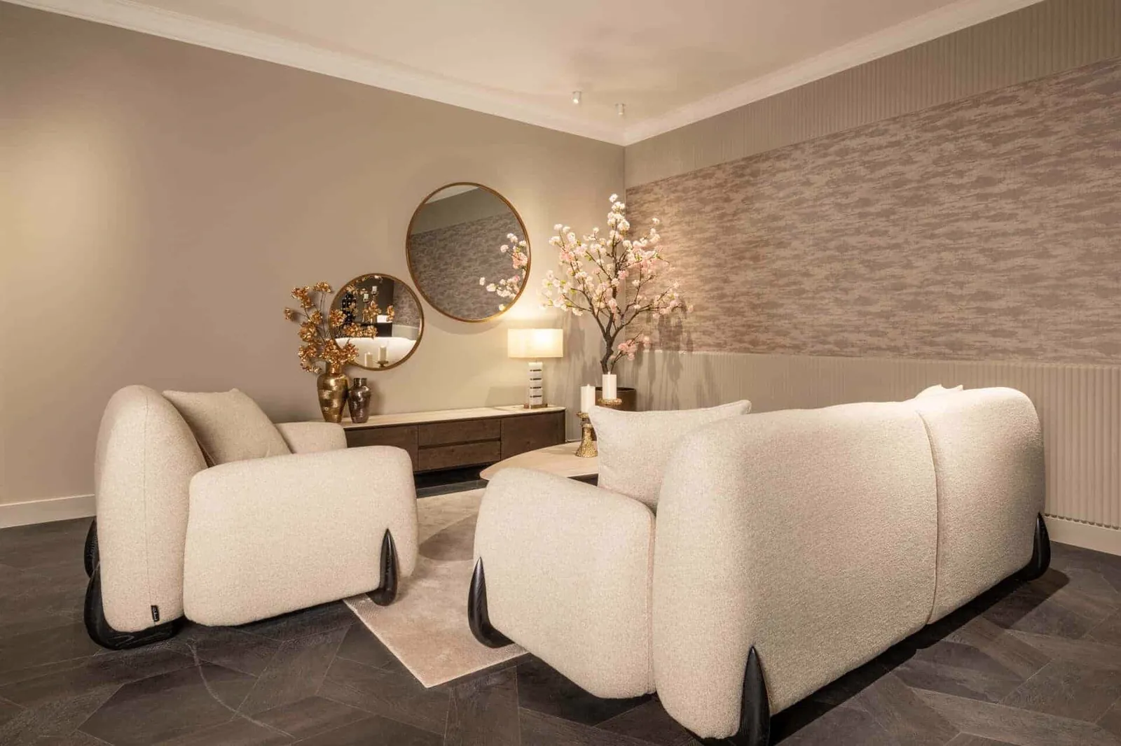 Lounge Sessel Godiva biscotti in einem stimmungsvollen Wohnzimmer mit zwei Spiegeln und einem Sideboard - Richmond Interiors