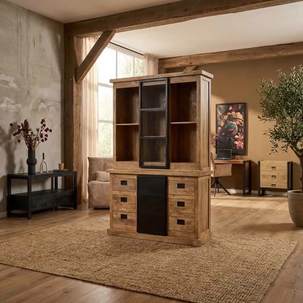 Vitrinekast Noa Naturel Mangoholz 160 cm in einem stimmungsvollen Wohnzimmer mit braunem Teppich - Starfurn