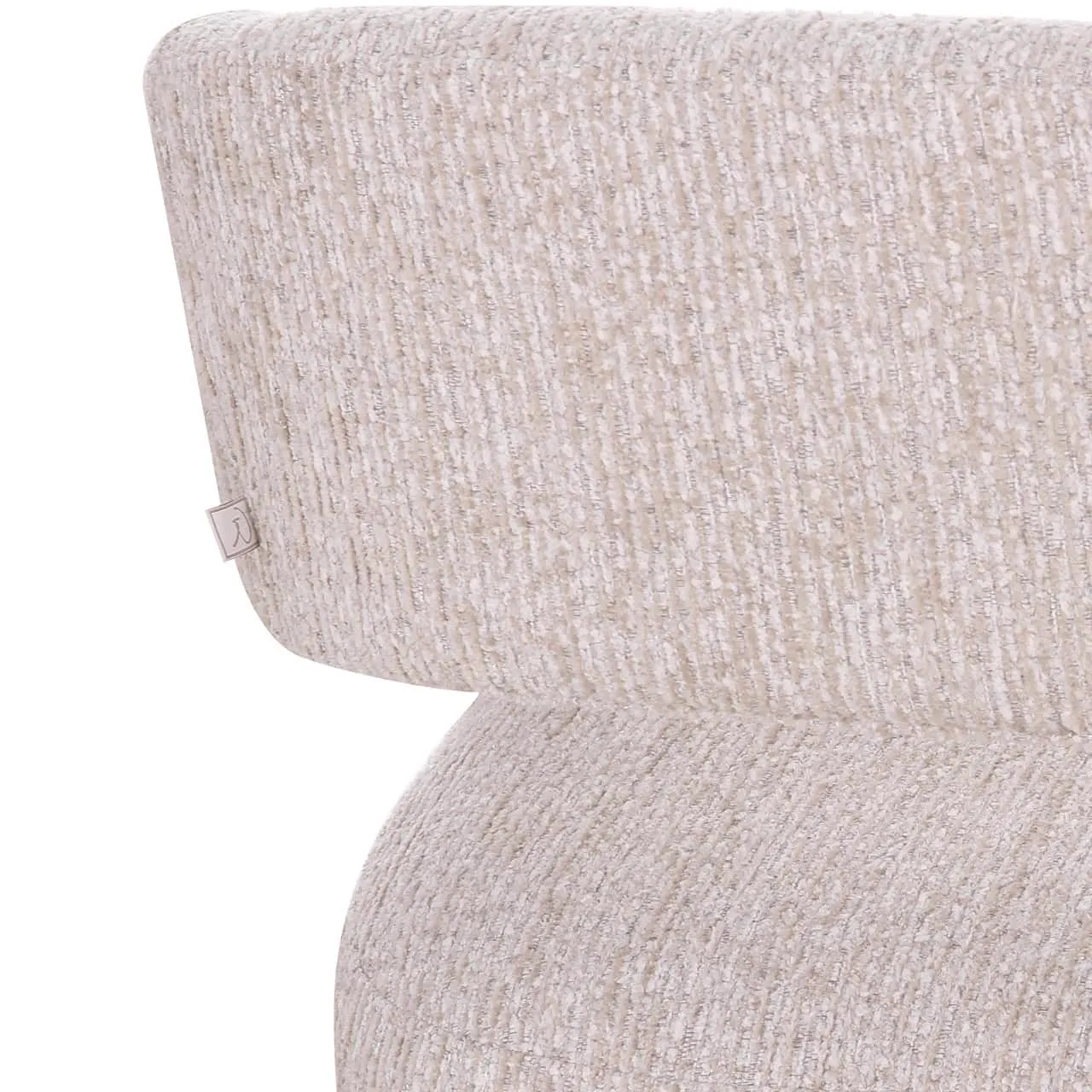 Nahaufnahme des Esszimmerstuhls Vixen Natural Linear, mit Fokus auf die Stofftextur und das Etikett an der Seite - Richmond Interiors