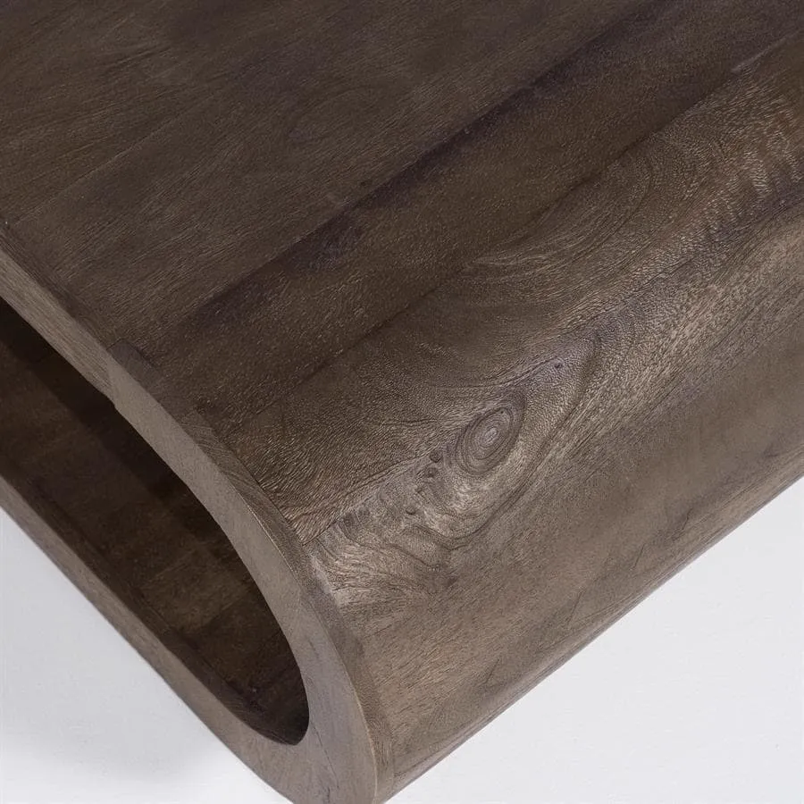 Detailaufnahme des Couchtisch Elora, mit der gebogenen Seite und Holzmaserung deutlich sichtbar - By-Boo