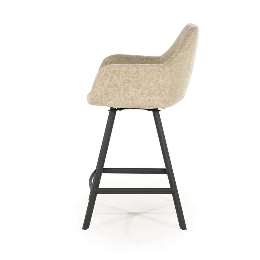 Barhocker Bliss mit Armlehne in Taupe, von der Seite auf weißem Hintergrund fotografiert - By-Boo