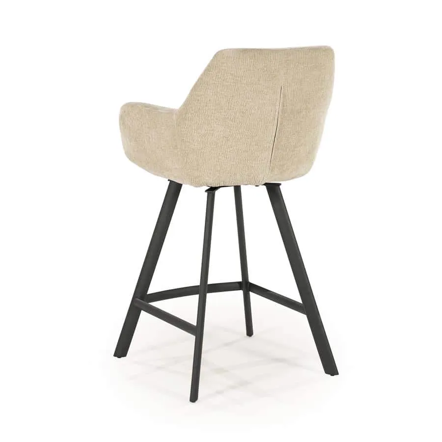 Barhocker Bliss mit Armlehne in Taupe, von hinten und leicht von der Seite auf weißem Hintergrund fotografiert - By-Boo