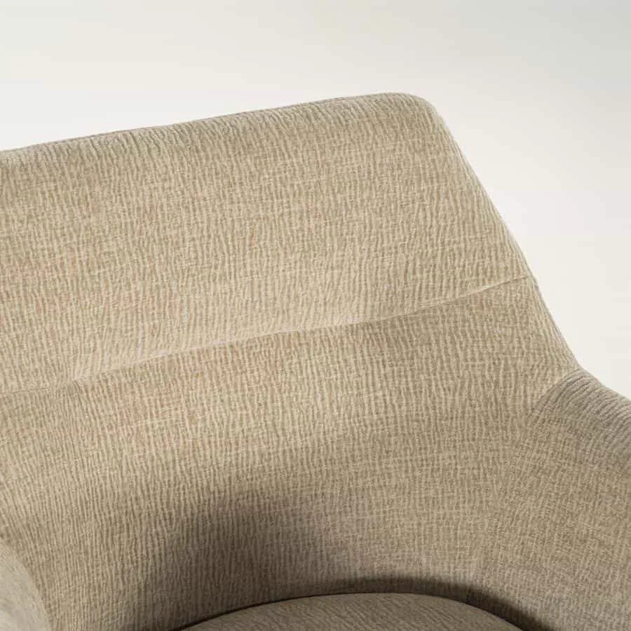 Detail des Barhockers Bliss mit Armlehne - Taupe, mit Fokus auf die Stofftextur - By-Boo