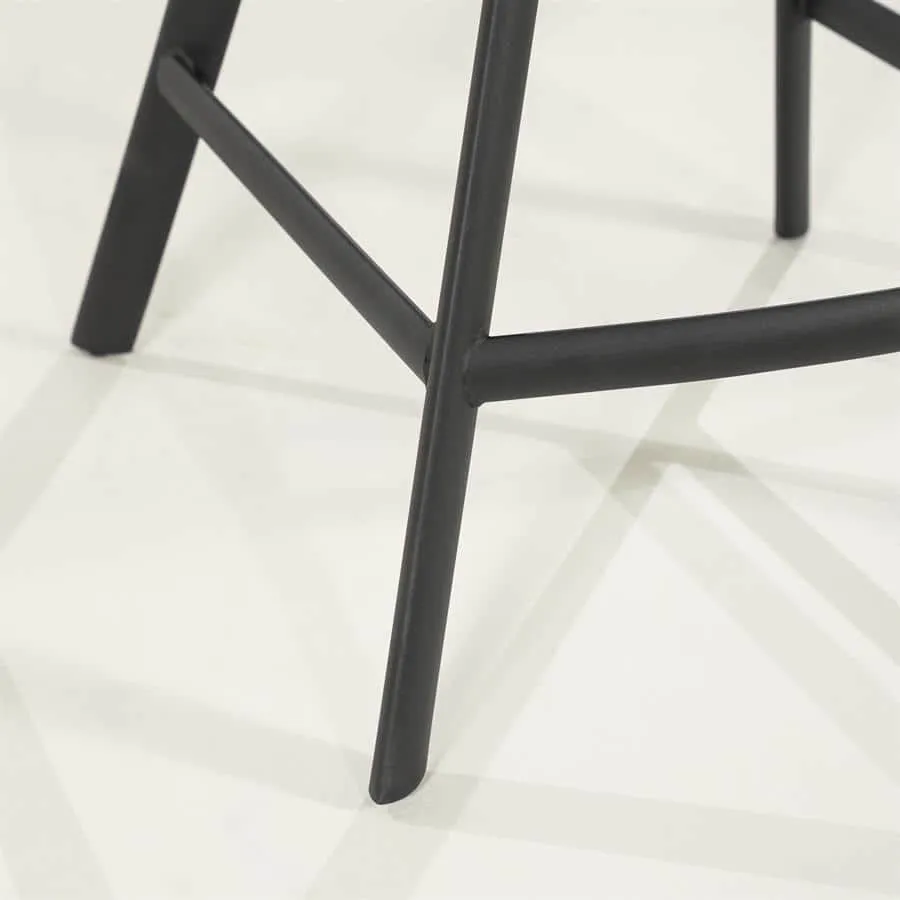 Detail der schwarzen Metallbeine und Querstreben des Barhockers Bliss mit Armlehne - By-Boo