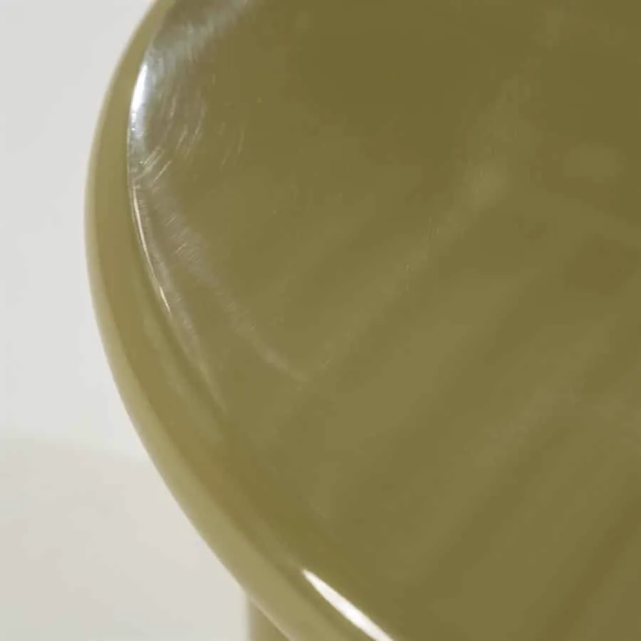 Detail van het glanzende groene blad van salontafel Bloop Medium Groen, met lichte krassen - By-Boo