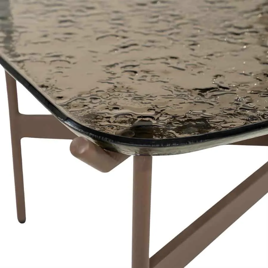 Detail des Couchtisch Liri mit Wassertropfen auf der Glasplatte und einem Teil des Beins - By-Boo