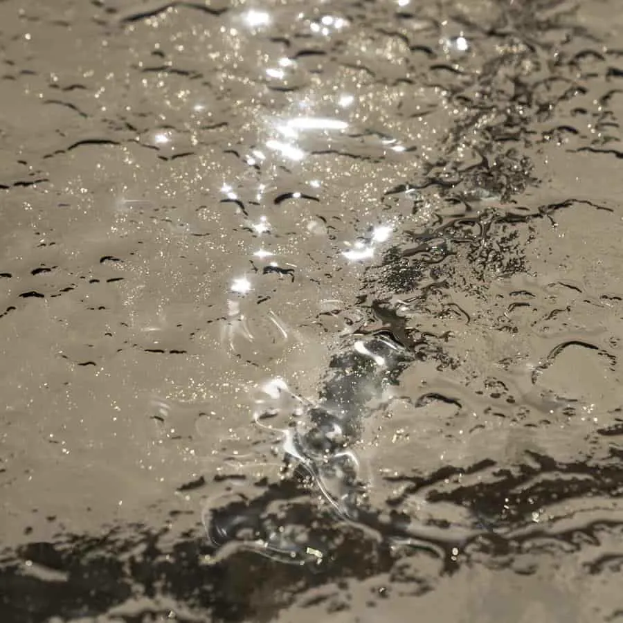 Detail des Couchtisch Liri mit glänzender, wasserähnlicher Oberfläche und Lichtreflexionen - By-Boo