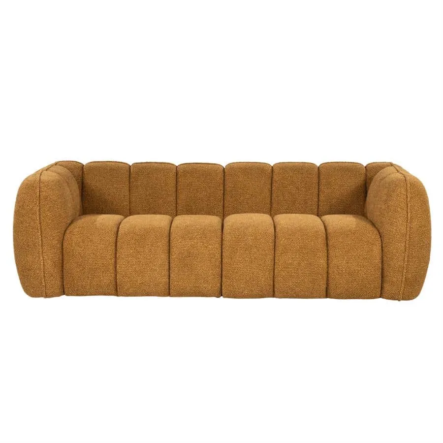 Das Sofa Cubetto Mustard von By-Boo, ein Sofa mit vertikalen Bahnen, steht auf weißem Hintergrund