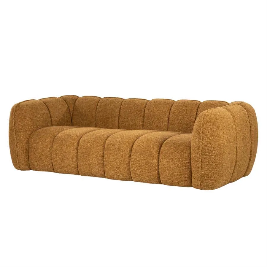 Sofa Cubetto Mustard auf weißem Hintergrund, mit leicht gebogener Rückenlehne und Armlehnen - By-Boo