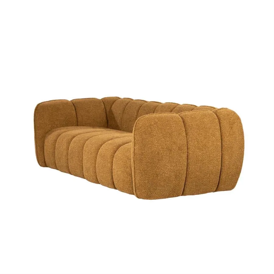 Sofa Cubetto Mustard auf weißem Hintergrund, schräg von vorne fotografiert - By-Boo