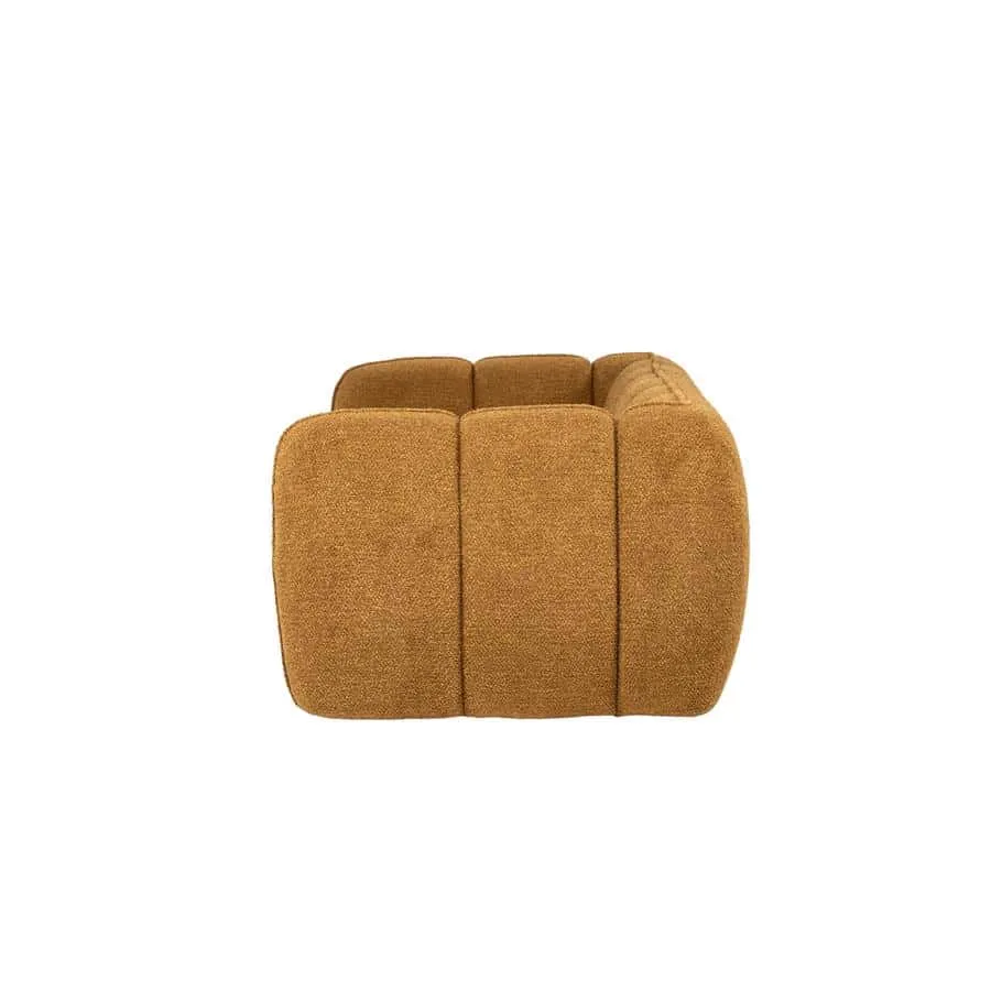 Seitenansicht des Sofa Cubetto Mustard, ein Sofa mit gepolsterter Sitzfläche und Rückenlehne vor weißem Hintergrund - By-Boo