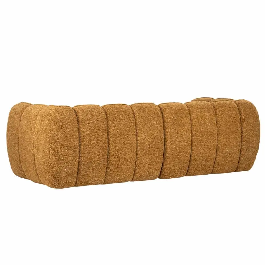 Sofa Cubetto Mustard auf weißem Hintergrund, aus der Nähe fotografiert - By-Boo