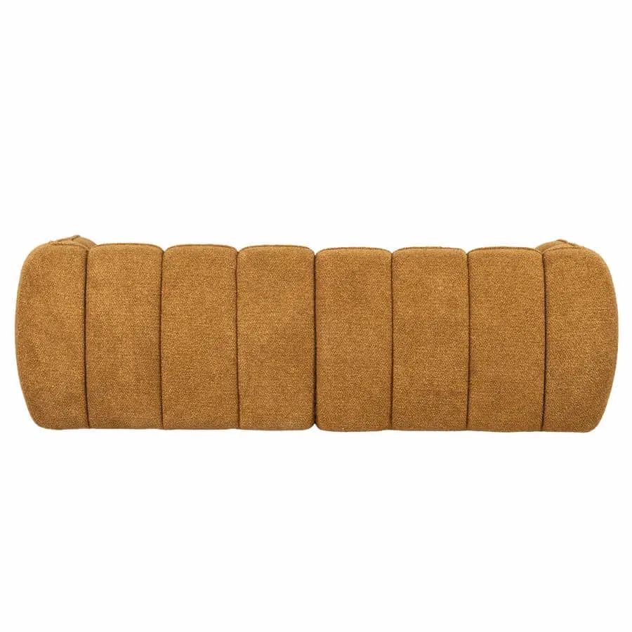 Von oben gesehen das Sofa Cubetto Mustard, ein langes, rechteckiges Sofa mit vertikalen Nähten auf weißem Hintergrund - By-Boo