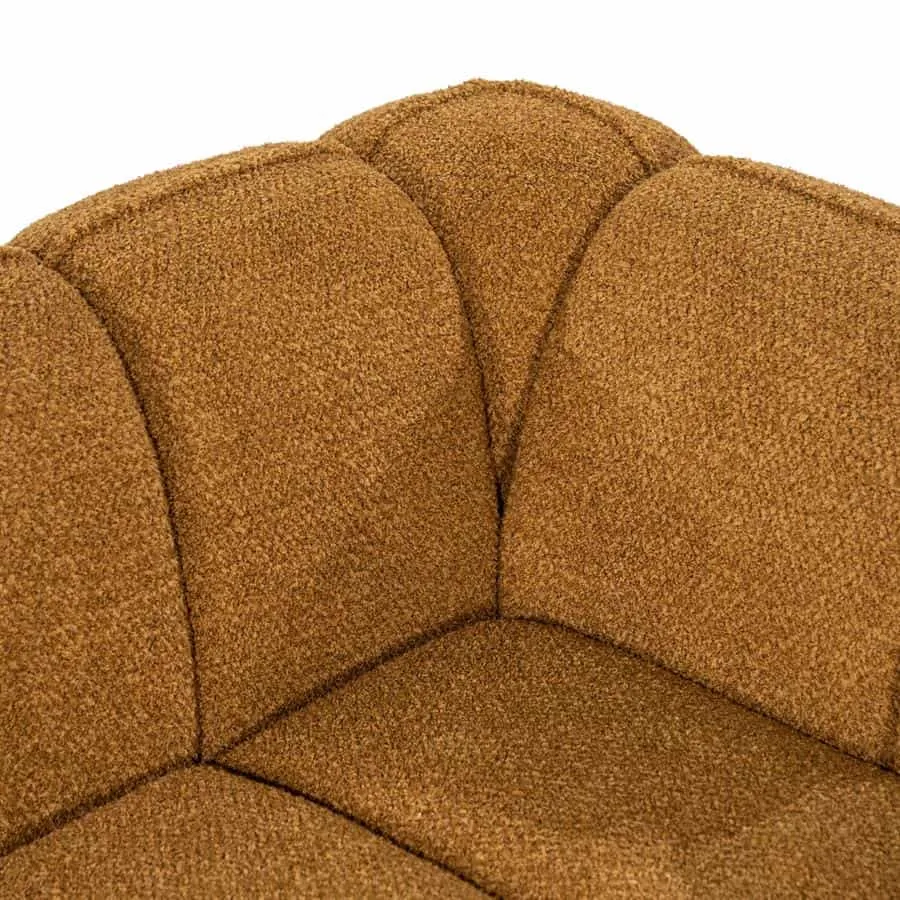 Detail des Sofa Cubetto Mustard, mit Fokus auf die Textur und die Steppnähte der Rückenlehne - By-Boo