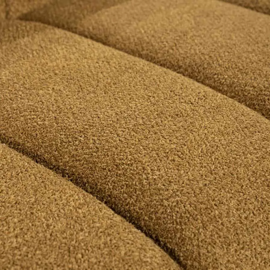 Nahaufnahme des Sofa Cubetto Mustard, mit der Textur des senfgelben Stoffes und den genähten Nähten - By-Boo