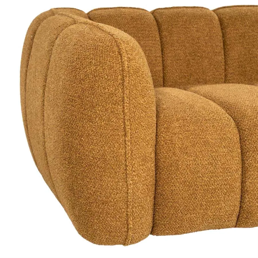 Nahaufnahme des senfgelben Sofas Cubetto Mustard mit strukturiertem Stoff und vertikalen Nähten - By-Boo
