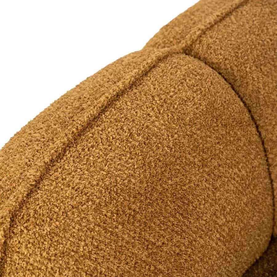 Nahaufnahme des Sofa Cubetto Mustard, mit Fokus auf die Textur des senfgelben Stoffes und die Nähte - By-Boo
