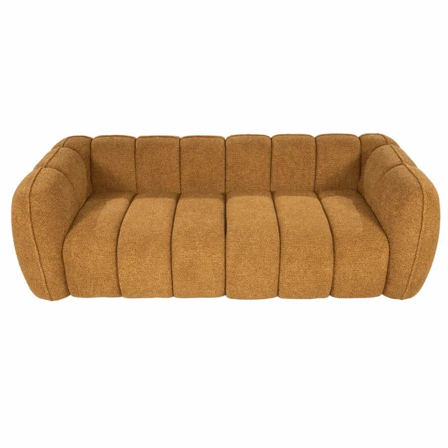 Sofa Cubetto Mustard auf weißem Hintergrund, frontal aufgenommen mit leichter Textur - By-Boo