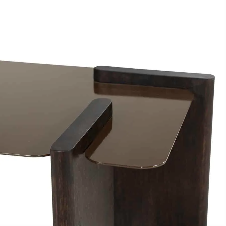 Detailaufnahme des Couchtisch Voro, mit Fokus auf die dunklen Holzbeine und die Glasplatte - By-Boo
