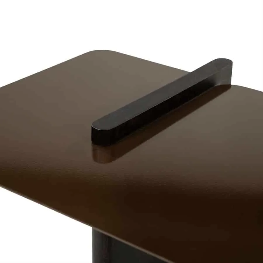 Detail des Couchtischs Voro, mit einer Nahaufnahme der dunkelbraunen Tischplatte und des schwarzen Griffs - By-Boo