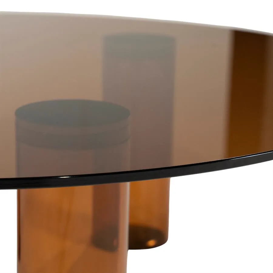 Nahaufnahme des Couchtisch Aero Glas & Resin Braun, mit den braunen Glaszylinderbeinen und der Tischplatte - By-Boo