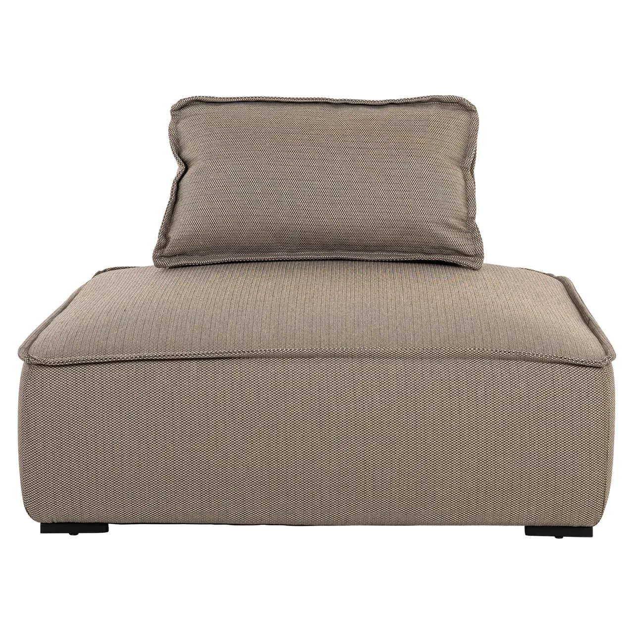 Loungesessel Jondal taupe mit einem Kissen, auf weißem Hintergrund aus niedriger Perspektive fotografiert - Richmond Interiors