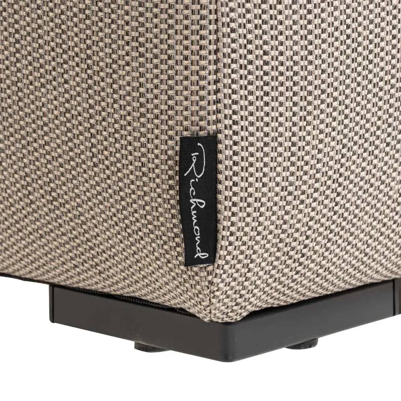 Detail des Outdoor-Liegebett Jondal Taupe, mit einer Nahaufnahme des taupefarbenen Stoffes und des schwarzen Richmond Interiors Etiketts