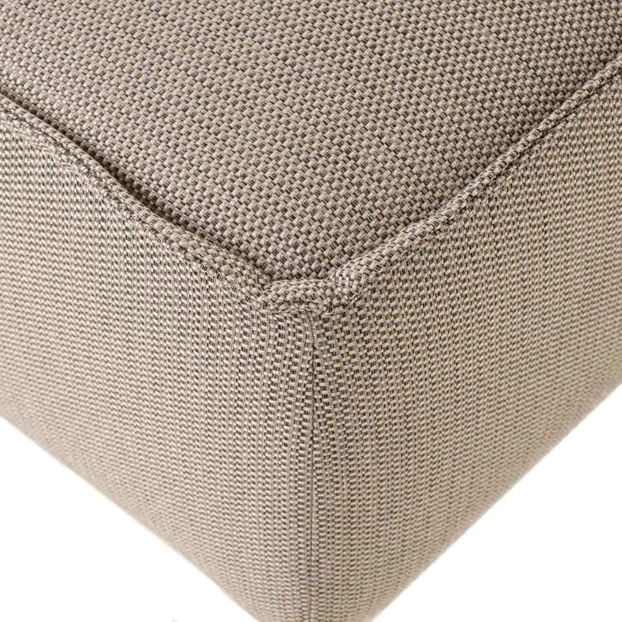 Detailaufnahme des taupefarbenen Stoffes und der Nähte des Outdoor-Liegebettes Jondal Taupe - Richmond Interiors