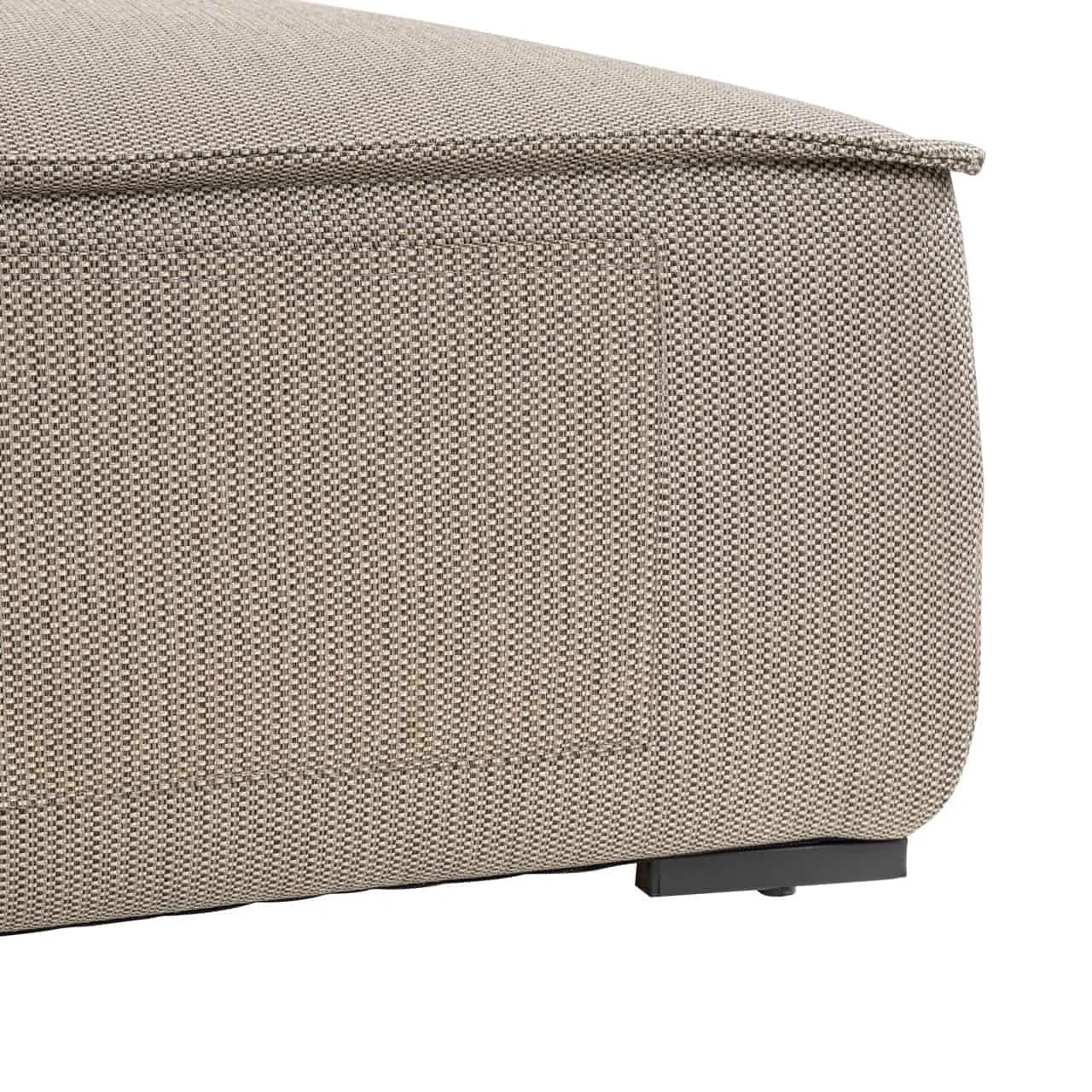 Detailansicht des Outdoor-Liegebettes Jondal Taupe mit Nahaufnahme des taupefarbenen Stoffes und eines schwarzen Fußes - Richmond Interiors