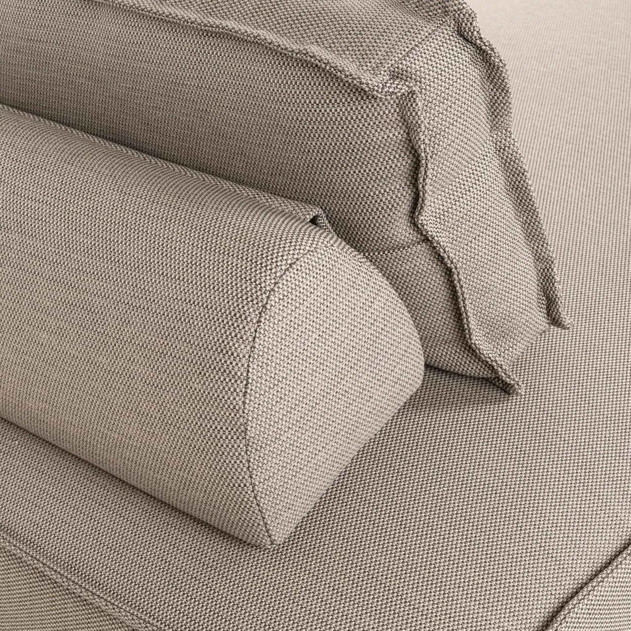 Nahaufnahme des taupefarbenen Stoffes und der Nähte des Outdoor-Liegebettes Jondal Taupe - Richmond Interiors